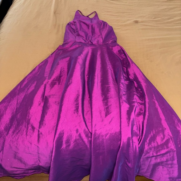 I needed for a wedding only I will not wear it again - Picture 2 of 4